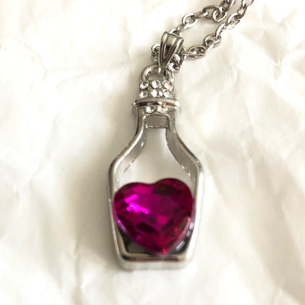 🌸Beautiful heart in a bottle necklace🌸